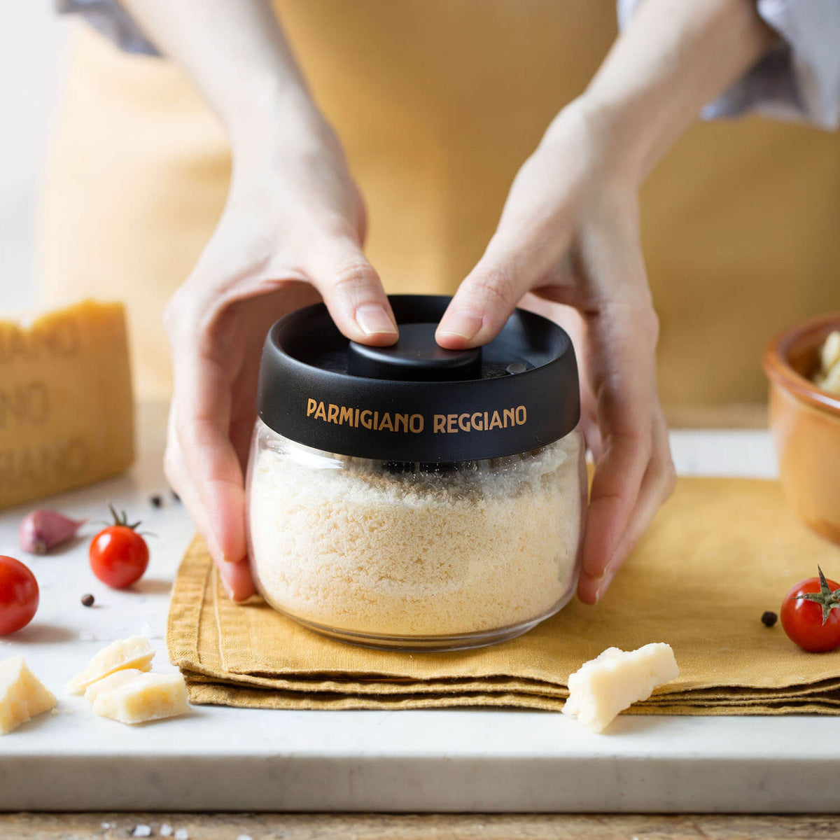 Freshness-saving Glass Cheese Holder with Vacuum Seal - EMILIA FOOD LOVE Selected with love in Italy