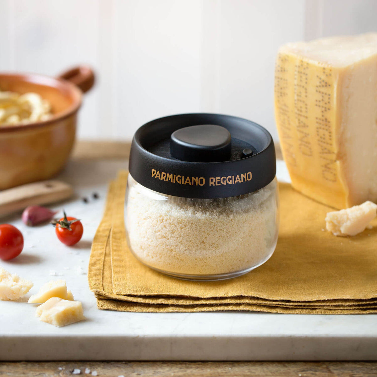 Freshness-saving Glass Cheese Holder with Vacuum Seal - EMILIA FOOD LOVE Selected with love in Italy